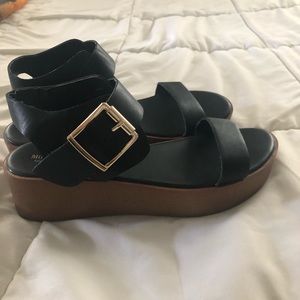 Black platform sandal!
